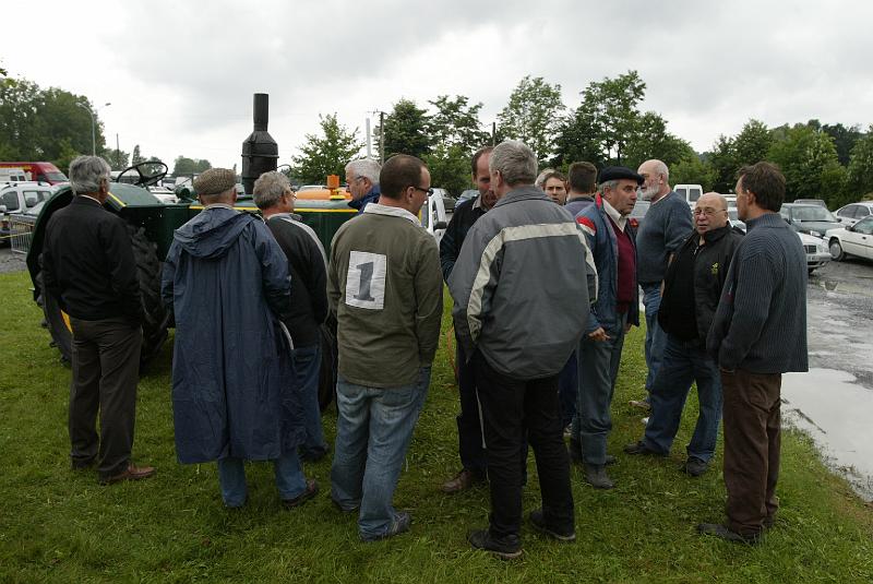 B45D0030.JPG - Beaucoup de discutions autour des tracteurs