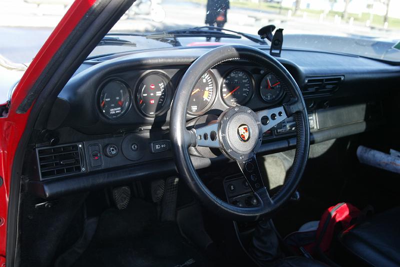 B45D0020.JPG - Un nouveau volant pour cette Porsche 911 de 1988.